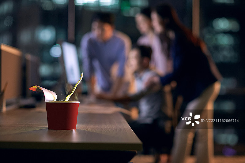 商务团队在办公室加班图片素材