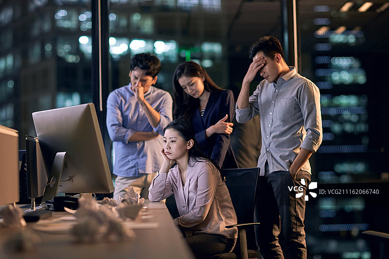 商务团队在办公室加班图片素材