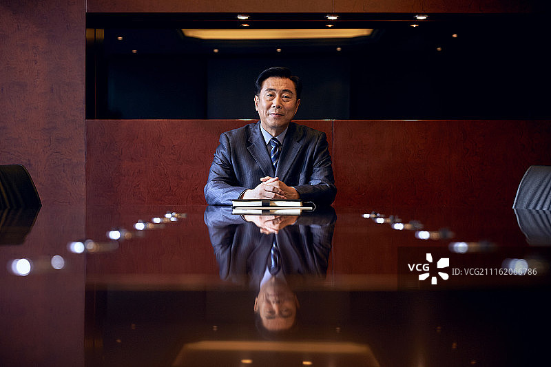 商务男人在会议室图片素材