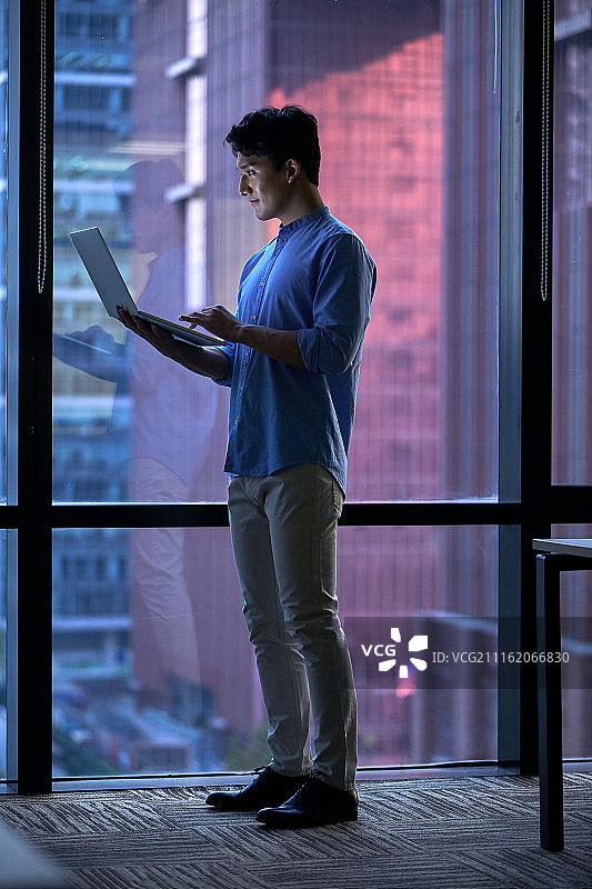 商务青年男人在办公室图片素材