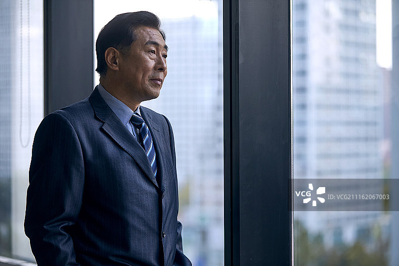 商务男人在办公室图片素材