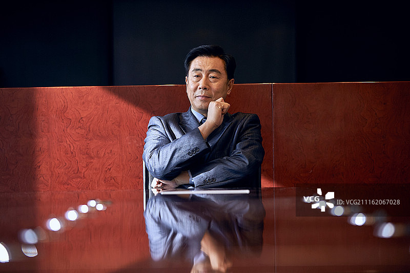 商务男人在会议室图片素材