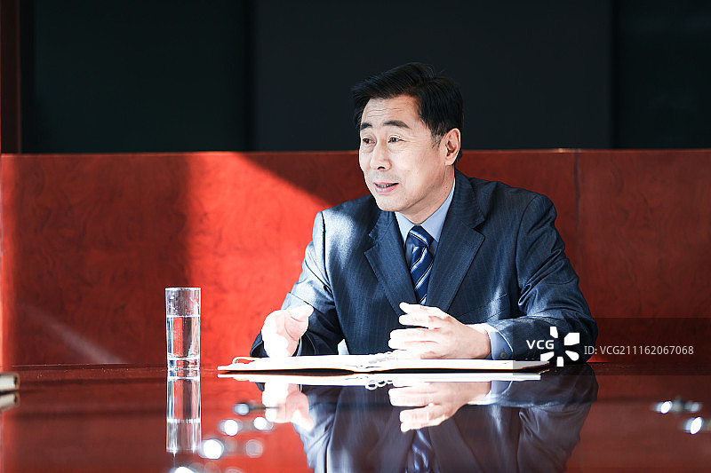 商务男人在会议室图片素材