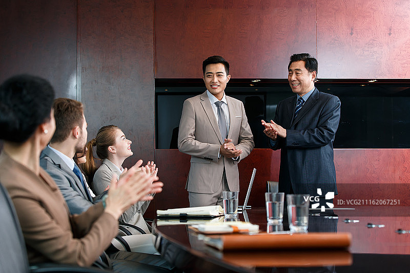 商务男女在开会图片素材