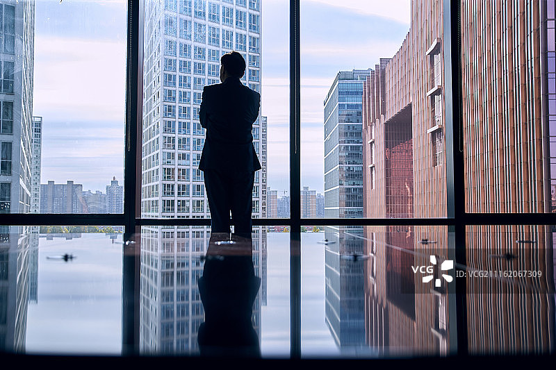 商务男人在办公室图片素材