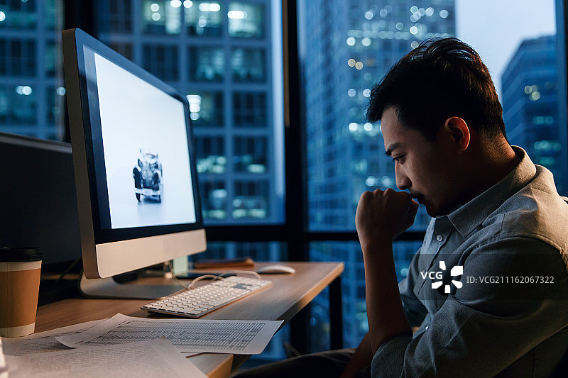 商务青年男人在办公室加班图片素材