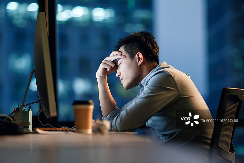 商务青年男人在办公室加班图片素材