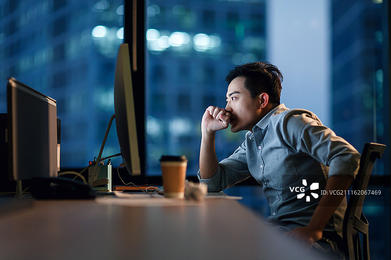 商务青年男人在办公室加班图片素材