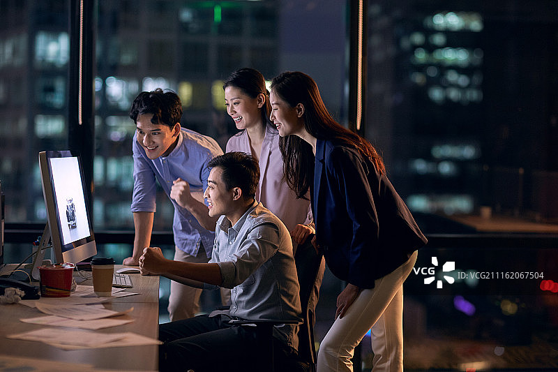 商务团队在办公室加班图片素材