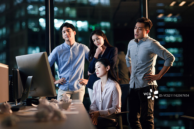 商务团队在办公室加班图片素材