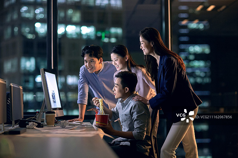 商务团队在办公室加班图片素材