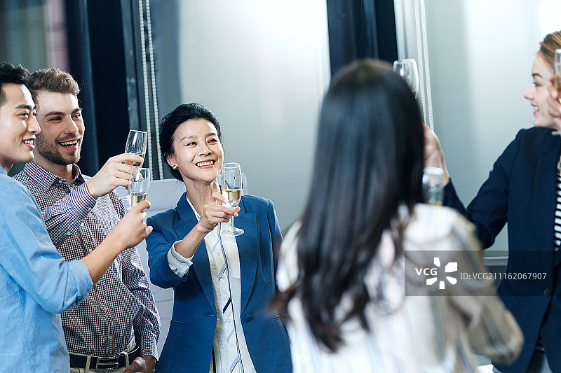 商务男女聚会图片素材