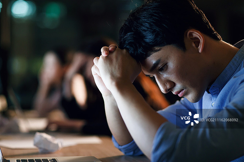 商务青年男人在办公室加班图片素材