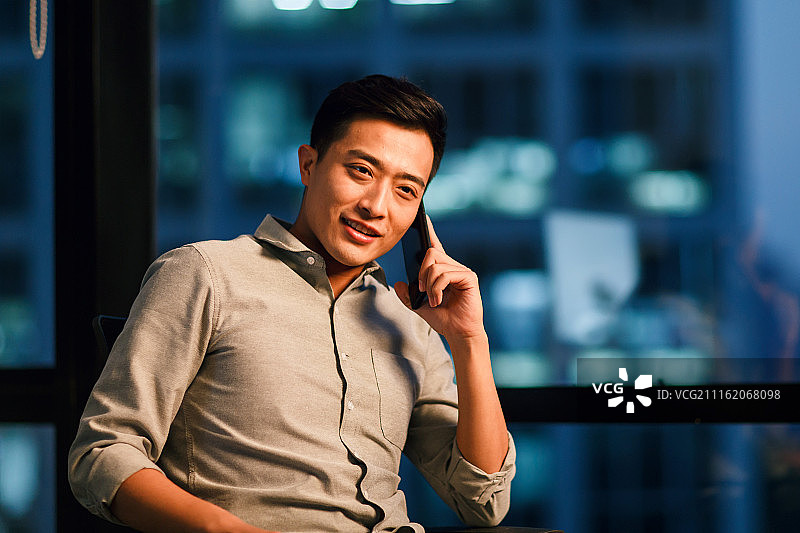 商务青年男人在办公室打电话图片素材