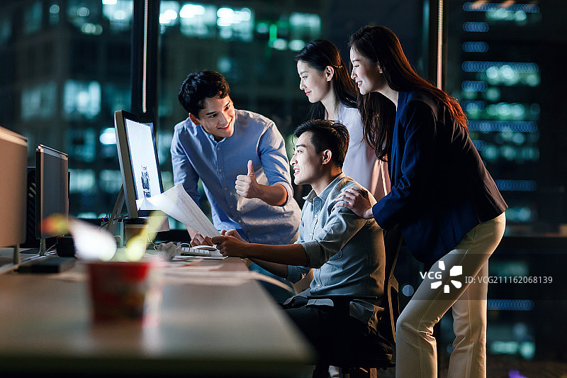 商务团队在办公室加班图片素材