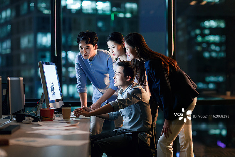 商务团队在办公室加班图片素材