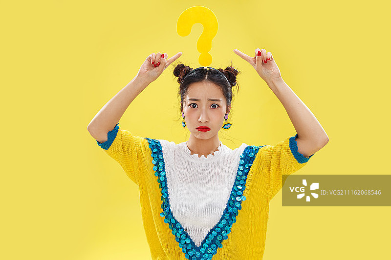 头戴问号发卡的青年女人图片素材
