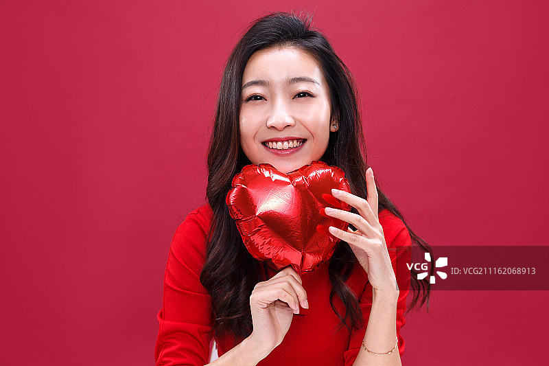 青年女人拿着心形气球图片素材