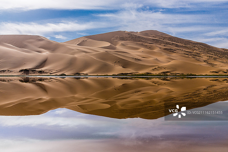 中国内蒙古阿拉善巴丹吉林沙漠盐湖古建风光图片素材