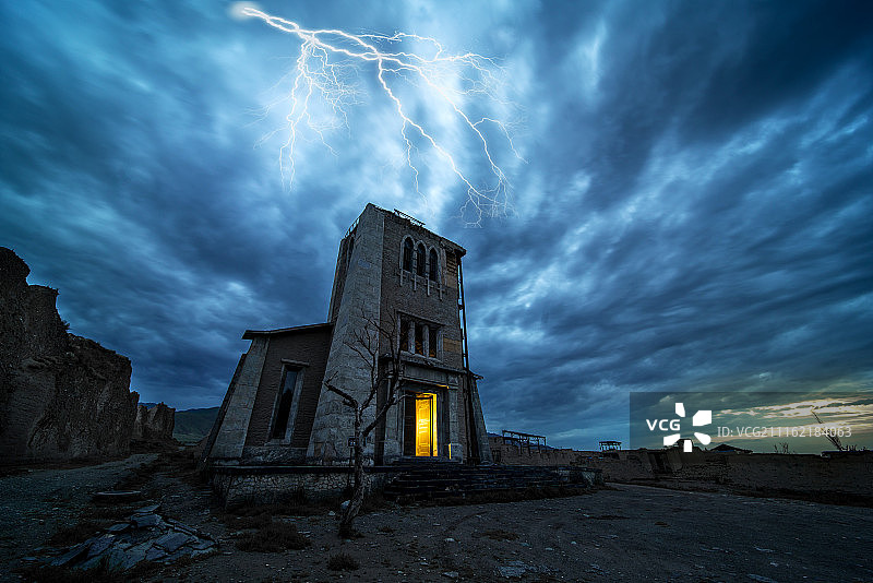 暴风雨前的教堂图片素材