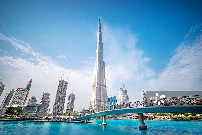 蓝天白云下的迪拜塔图片素材