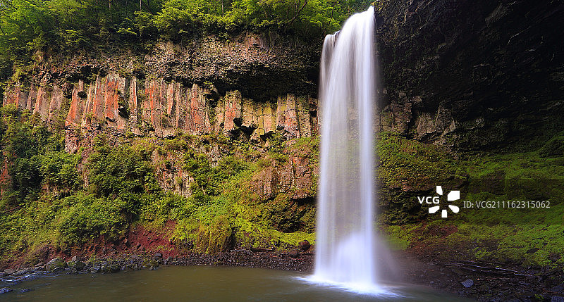 中国吉林长白山望天鹅十五道沟火山岩石瀑布流水地质风光图片素材