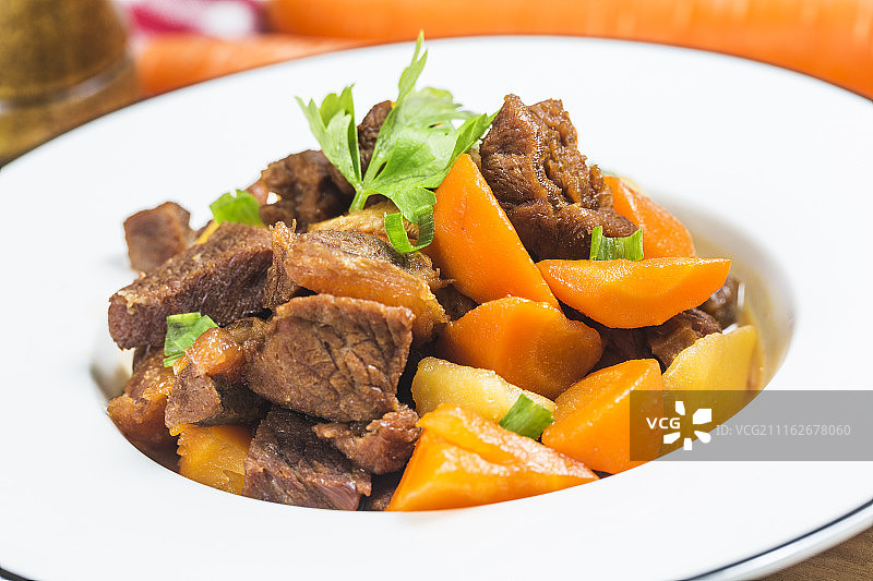 红烧牛腩胡萝卜土豆图片素材