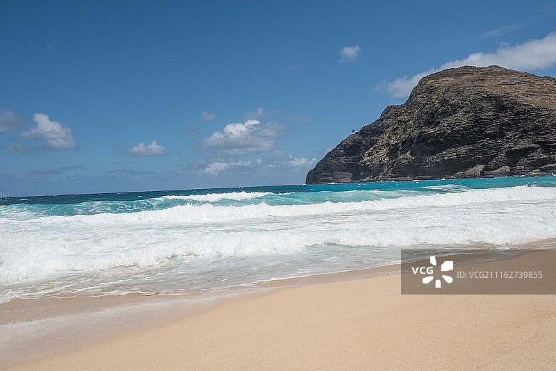蓝天白云，大海和沙滩图片素材