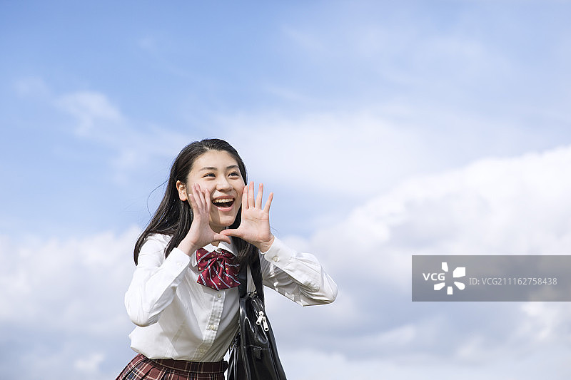 在天空下呼喊的女学生图片素材