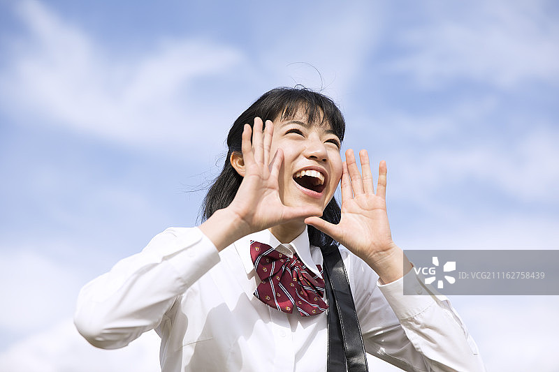 在天空下呼喊的女学生图片素材