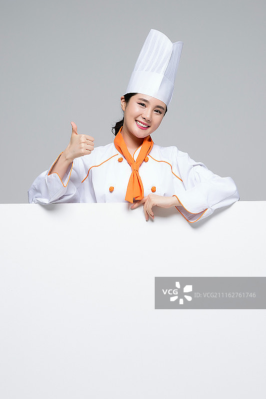 厨师展示空白区域。女厨师，白色背景图片素材