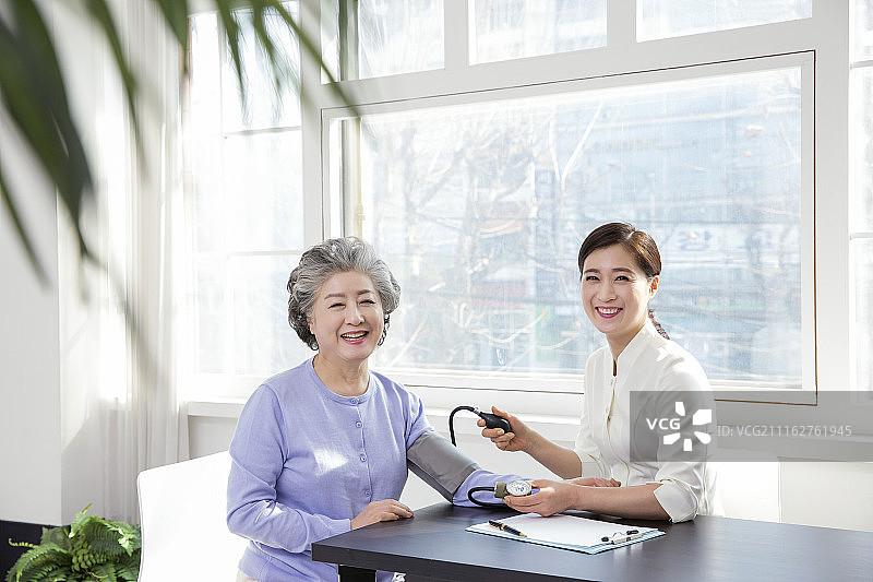 医疗保健概念照片：治疗师向女患者解释病情。图片素材