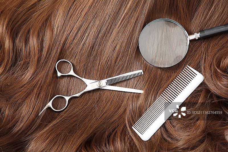 色彩鲜艳的长发与美发沙龙用品特写，背景已隔离图片素材