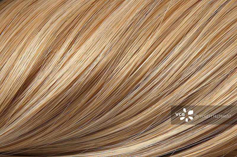 彩色长发与美发沙龙用品特写图片素材