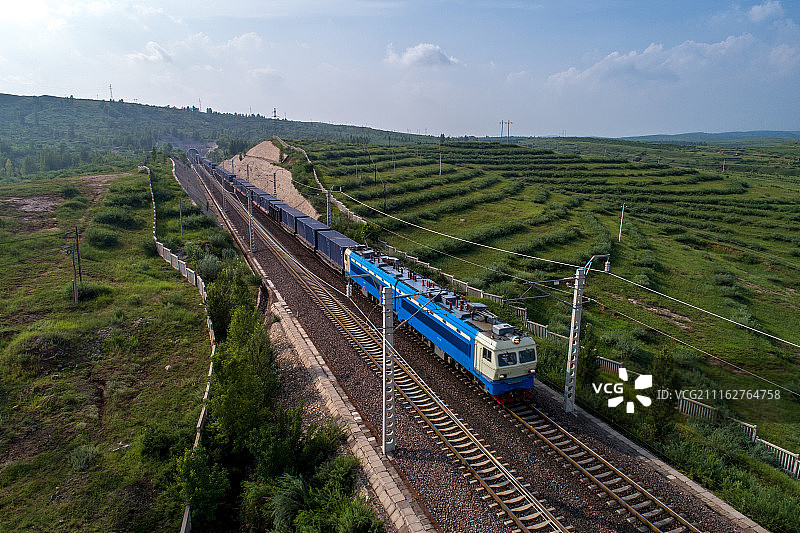 中欧班列集装箱货运火车在铁道上开行图片素材