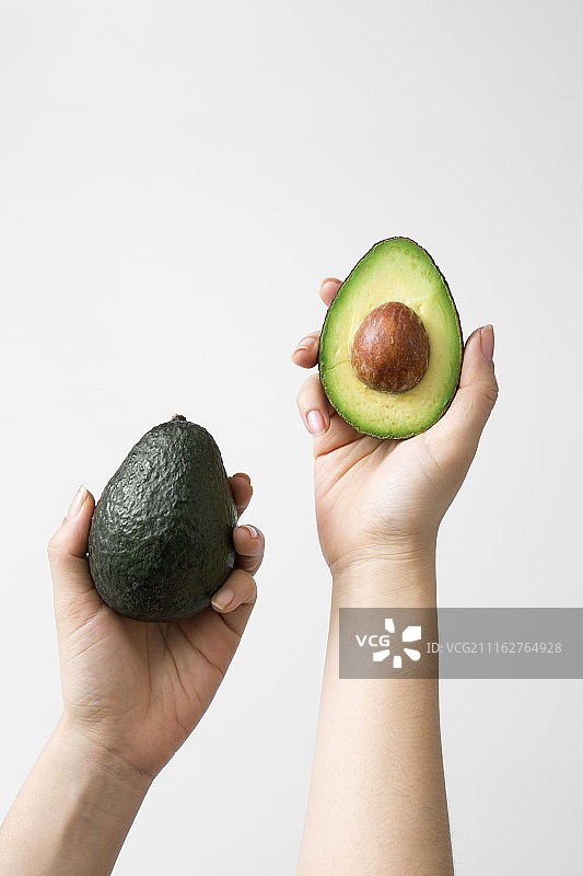 摄影图片 - 新鲜成熟的牛油果，最健康的水果。制作沙拉、冰沙、牛油果油。完美的饮食食品。图片素材