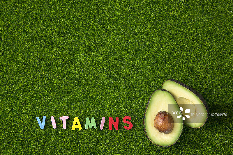 新鲜成熟的鳄梨图片：最健康的水果，用鳄梨制作沙拉、冰沙、油，完美的减肥食品048图片素材