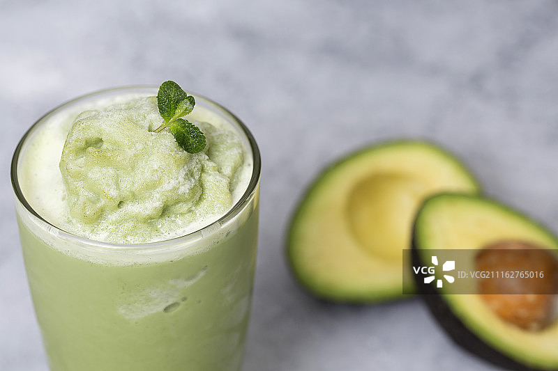 图库照片 - 新鲜成熟的牛油果，健康水果，适合制作沙拉和冰沙图片素材