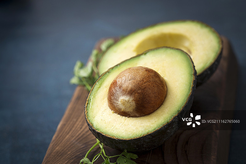 新鲜成熟的鳄梨，最健康的水果。用鳄梨制作沙拉、冰沙、油。完美的饮食食品。图片素材