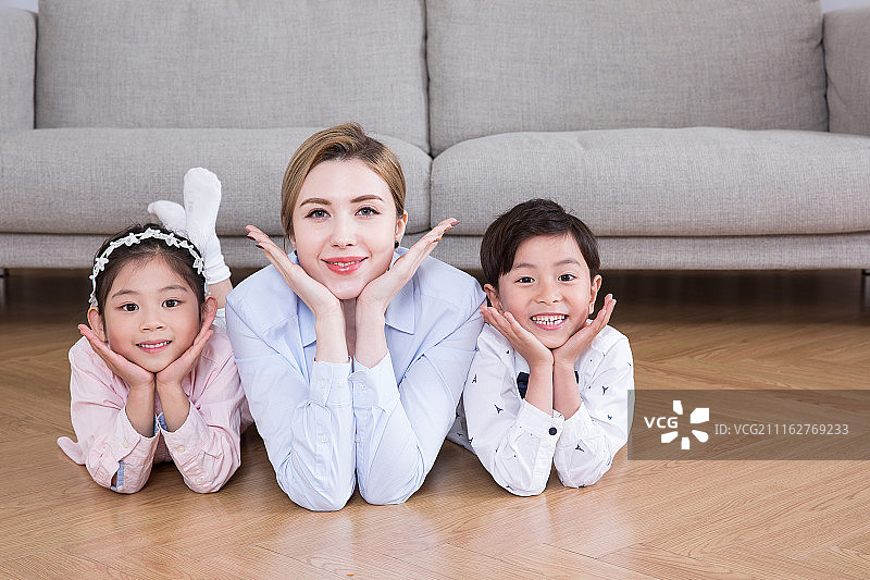 儿童教育：在白色背景下，与英语母语老师在一起的男孩和女孩图片素材