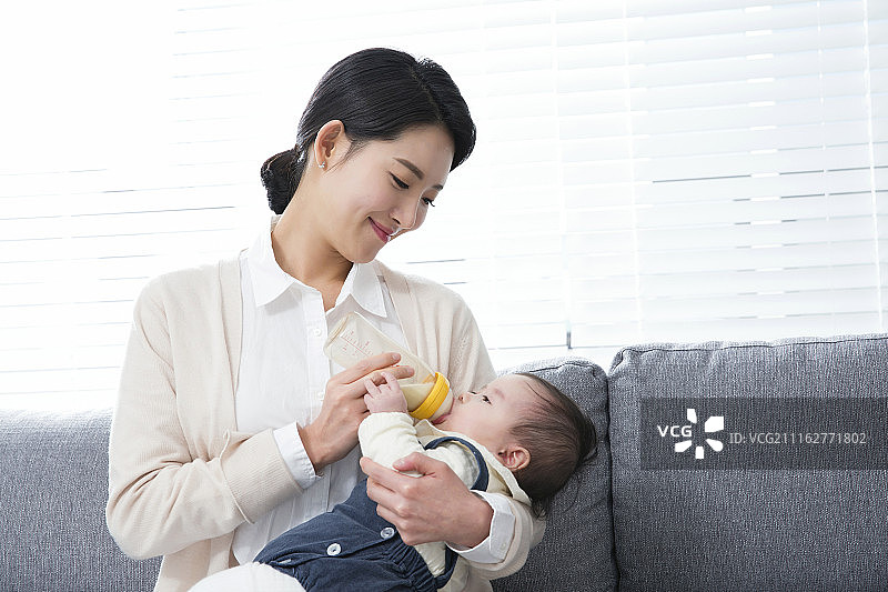 年轻父母与小女儿共度美好时光，温馨幸福的家庭概念照片047图片素材