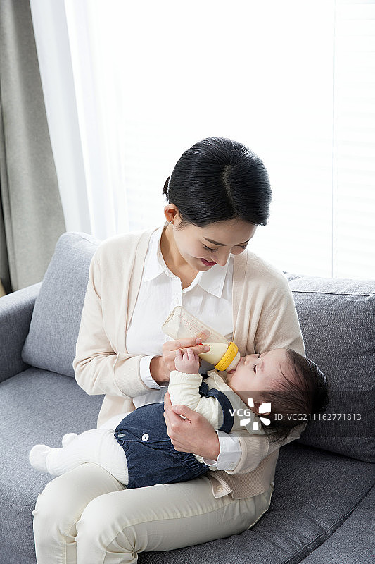 年轻父母与女儿的温馨家庭时光图片素材