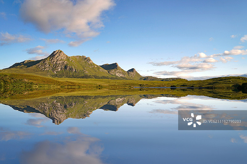 湖水中风景的镜面反射图片素材