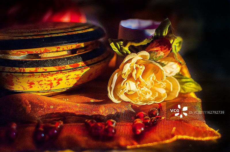 枕头上的棺材和白玫瑰图片素材