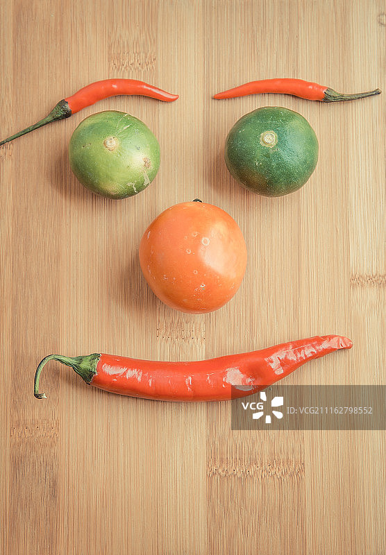 复古风格的木制砧板蔬菜人脸3图片素材