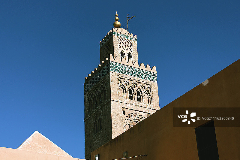 晴空下的清真寺尖塔图片素材