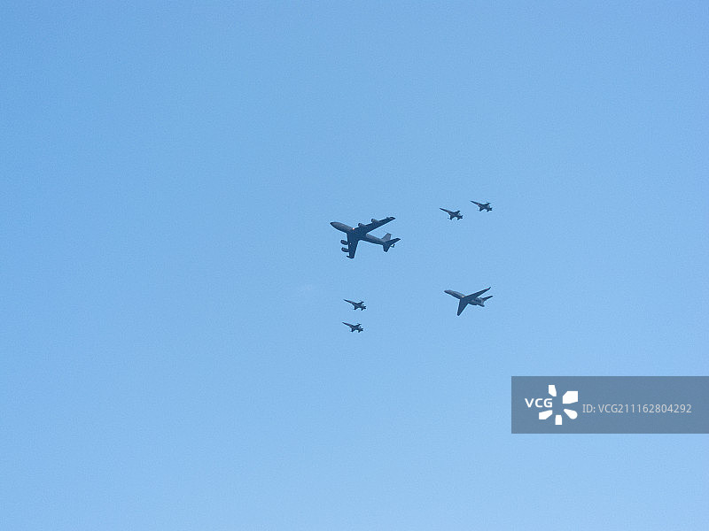 油轮和护卫船图片素材