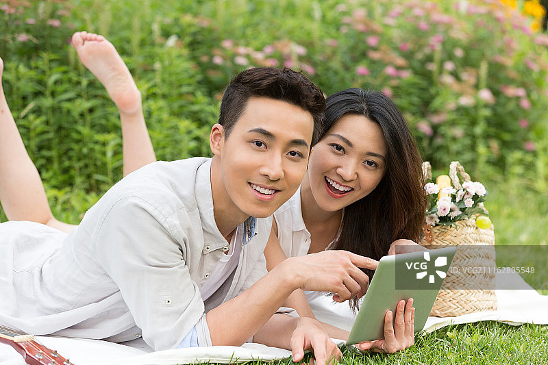 年轻情侣在户外游玩图片素材