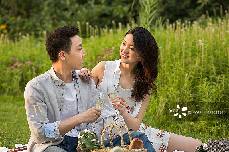 年轻情侣在户外野餐图片素材