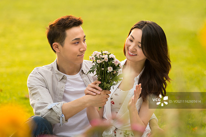 年轻情侣在户外游玩图片素材